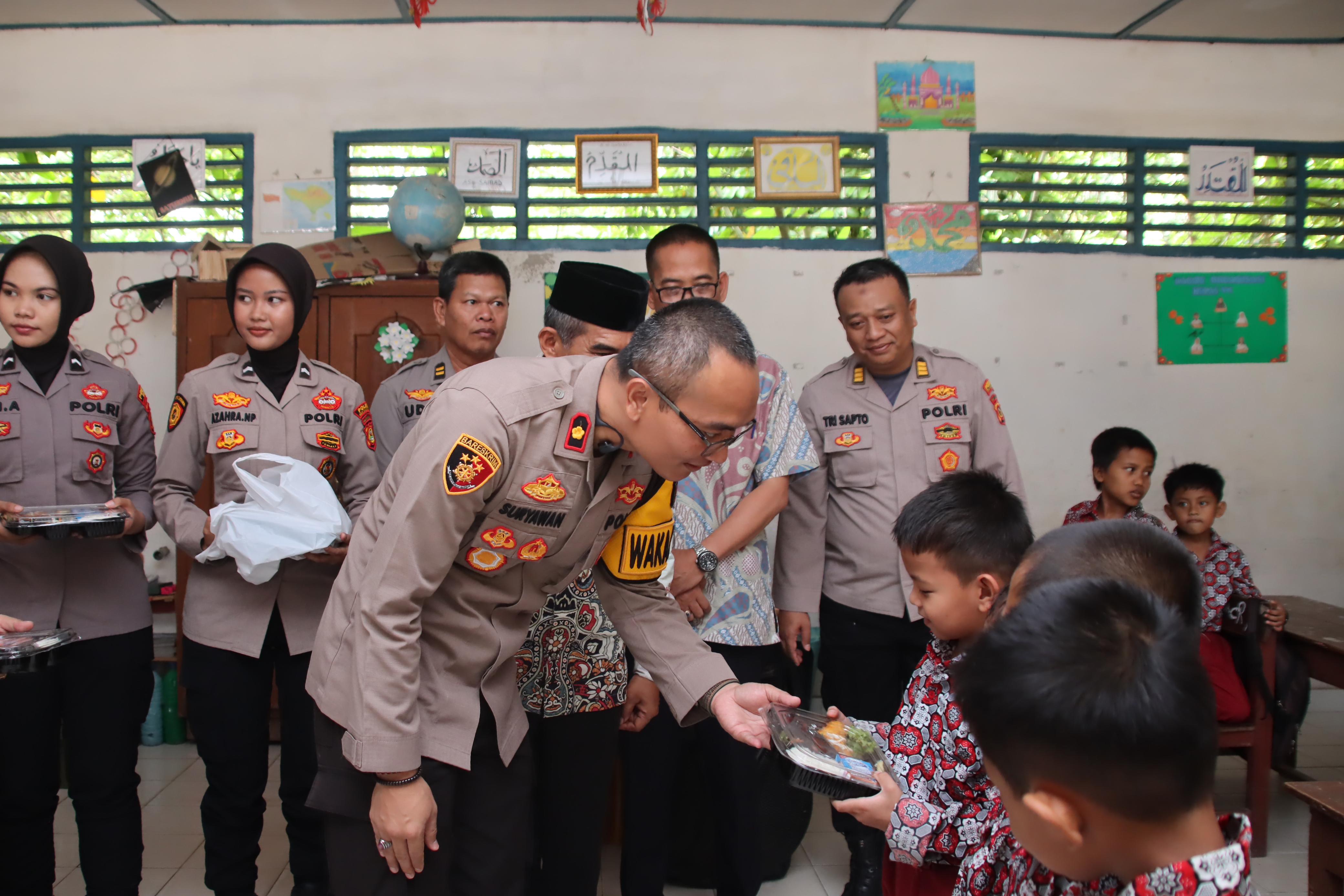 Polres dan Pemkab OKI Laksanakan Program Makan Siang Bergizi di SD Negeri 5 Kayuagung