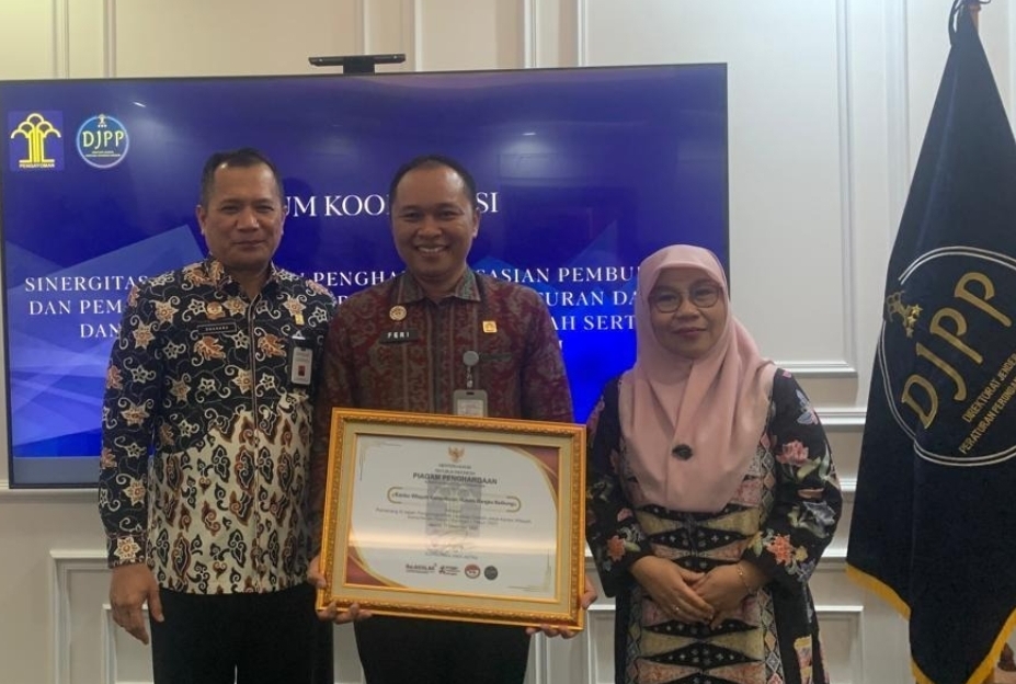 Kanwil Kemenkum Bangka Belitung Sabet Penghargaan Terbaik III Legislasi Daerah 2025