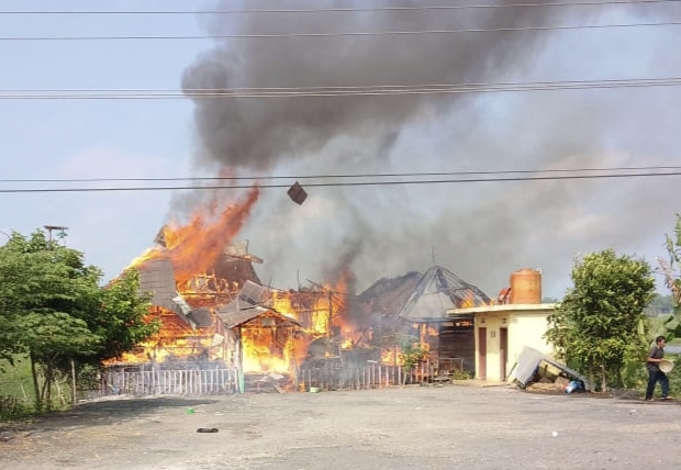 Detik-Detik Menegangkan Api Ludeskan Pondok Dogan Beserta Isinya di Ogan Ilir, Berawal dari Gas yang Meledak