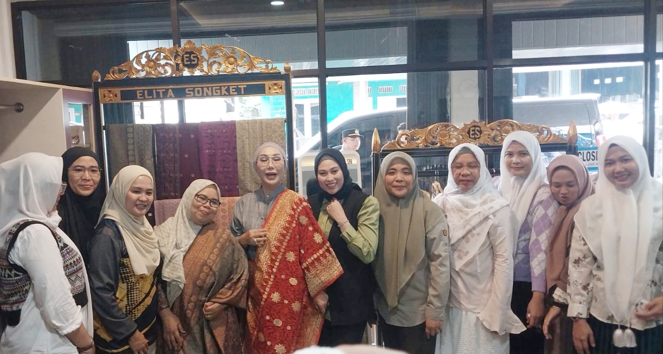 Perkenalkan UMKM Ogan Ilir, Istri Kapolda Sumsel Kunjungi Elita Songket di Tanjung Batu