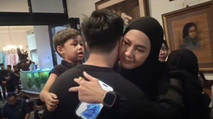 Netizen Harapkan Rujuk Usai Viral Momen Haru Paula Verhoeven Peluk Baim Wong Saat Melayat