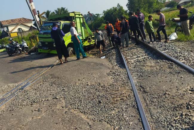 Truk Hino Vs Babaranjang di Perlintasan Tanpa Palang Pintu Prabumulih, Jari Manis Sopir Lecet 