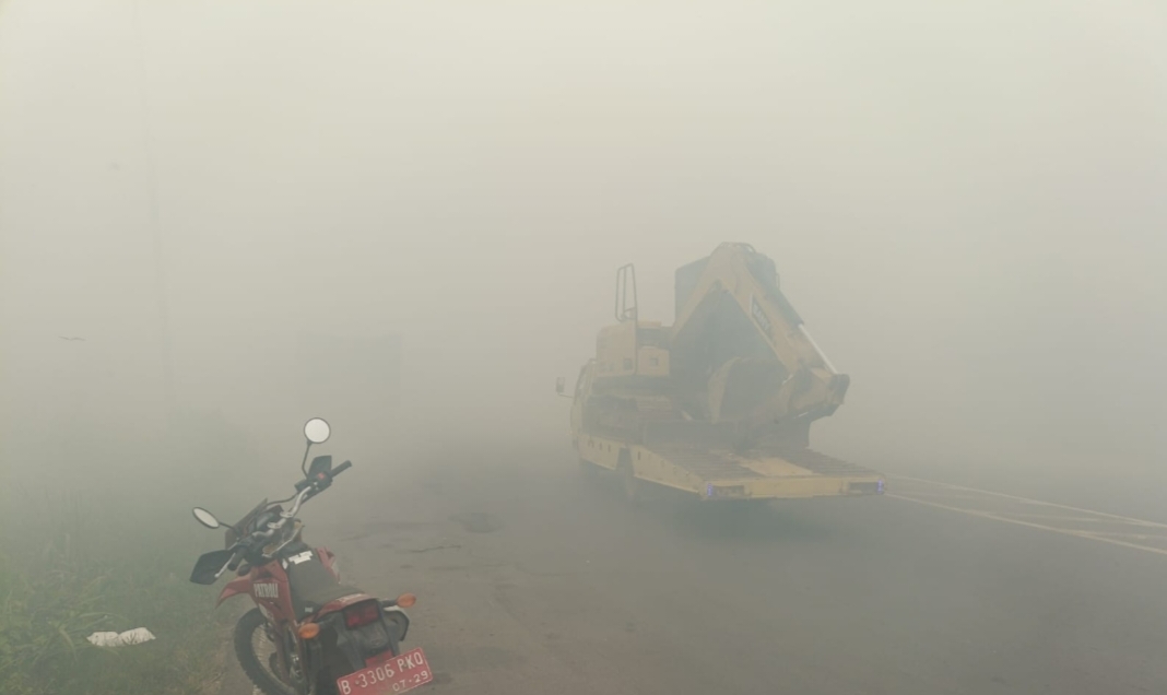Kebakaran Lahan Sejak Kemarin, Bikin Kabut Asap Menyerang Jalan Lintas Palembang-Indralaya Ogan Ilir