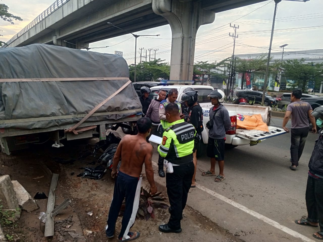 Diduga Hilang Kendali Berkendara di Waktu Subuh, Seorang Pria Meninggal di TKP Tabrak Bak Truk Parkir