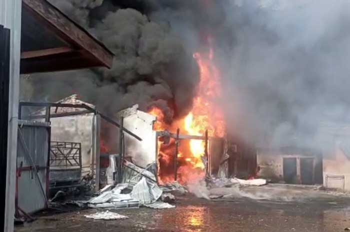 BREAKING NEWS, Gudang Penimbunan BBM di Lubuklinggau Terbakar