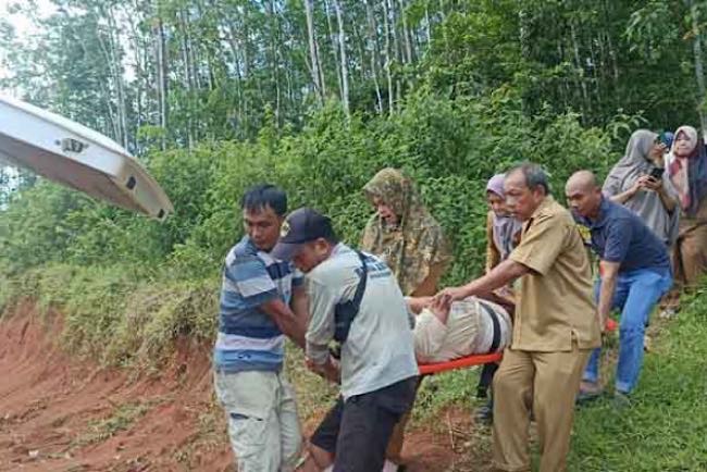 Heboh Ibu Darurat Melahirkan di Kebun Karet, Aipda Diki Sepriadi Sempat Panik Sebab Kepala Bayi Sudah Keluar  