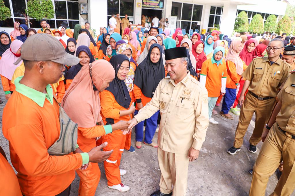 Petugas Kebersihan dan Tukang Ojek di Sekayu dapat THR, PJ Bupati Muba Janjikan Naik Gaji