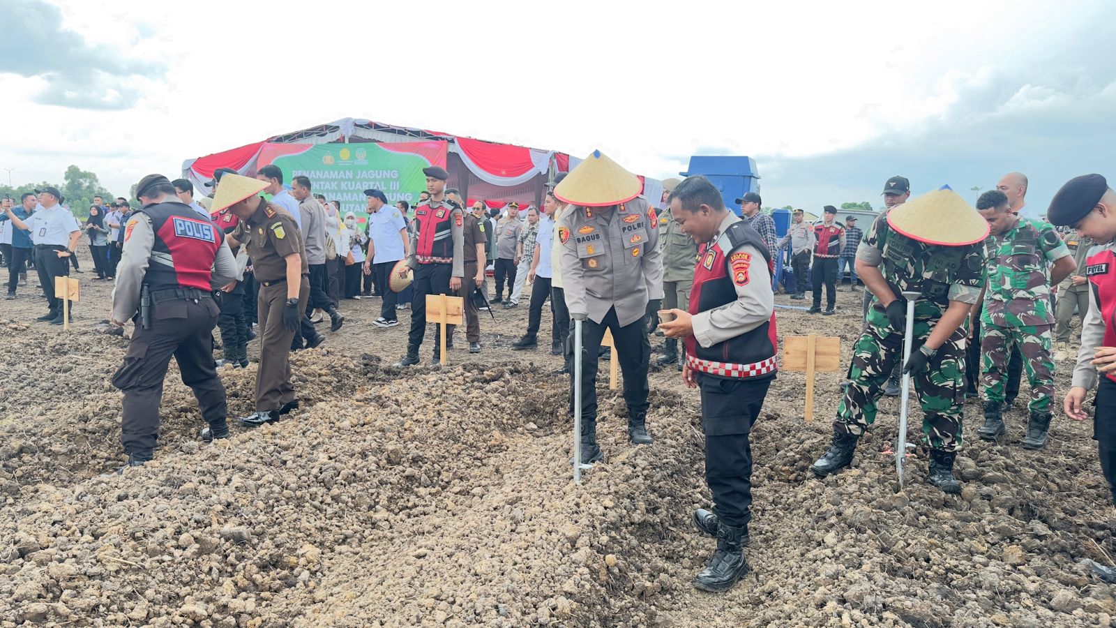 Wakapolda Sumsel Pimpin Penanaman Jagung Serentak Kuartal III Tahun 2025 di Desa Muara Baru Ogan Ilir