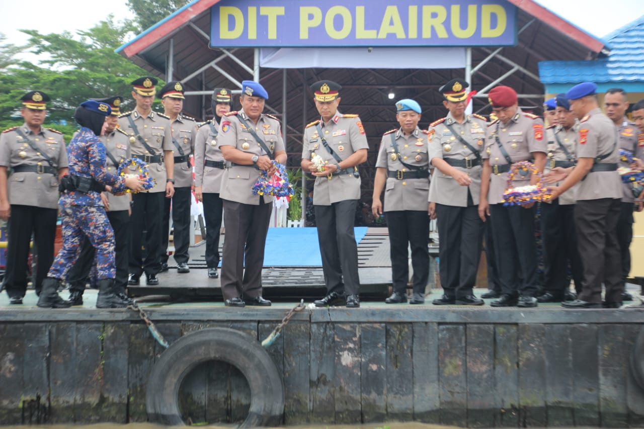 Hormati Jasa Pahlawan yang Gugur di Perairan, Polda Sumsel Tabur Bunga di Sungai Musi Jelang HUT Bhayangkara