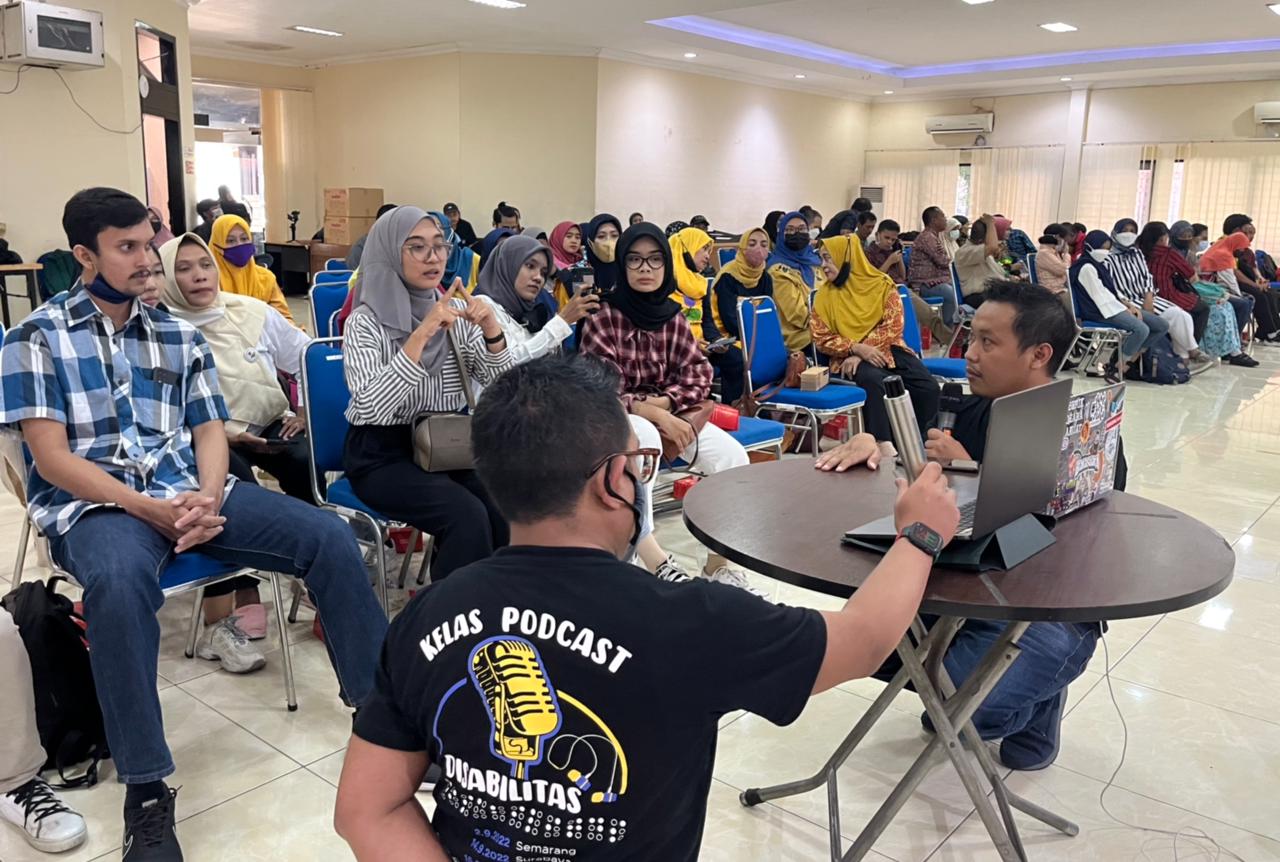 Penyandang Disabilitas Kota Surabaya #MakinCakapDigital Dalam Kelas Podcast Disabilitas