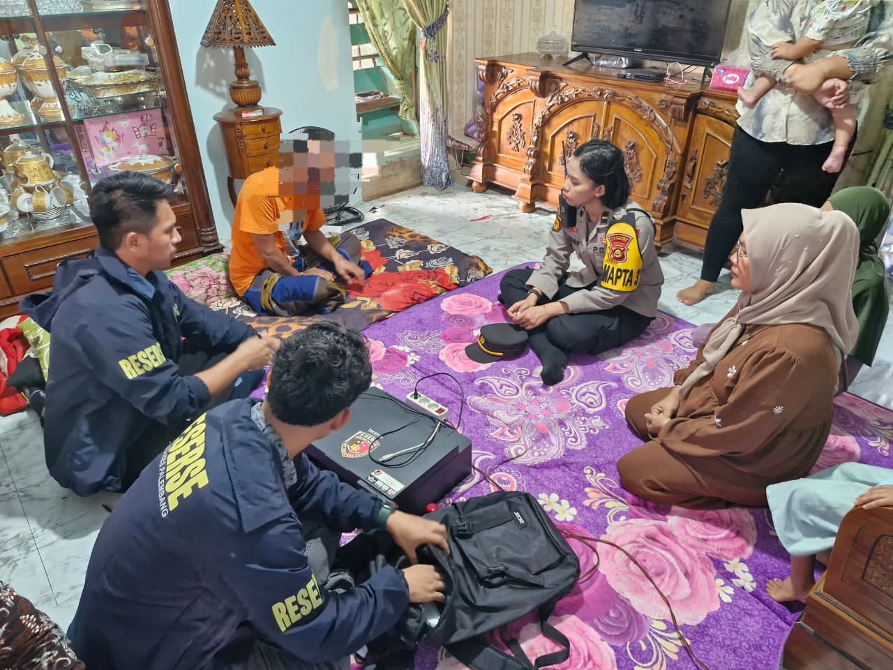 Duduk Main Hp Dirumah Teman Diteriaki 'Oy', Pria di Palembang Tiba-tiba Dibacok Wajah Disiram Cuka Parah