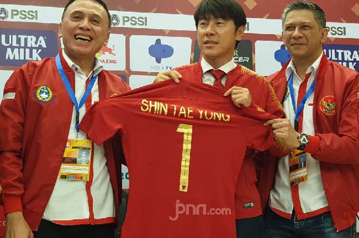 Shin Tae-Yong Ikut Jejak Iwan Bule Jika Mundur dari PSSI