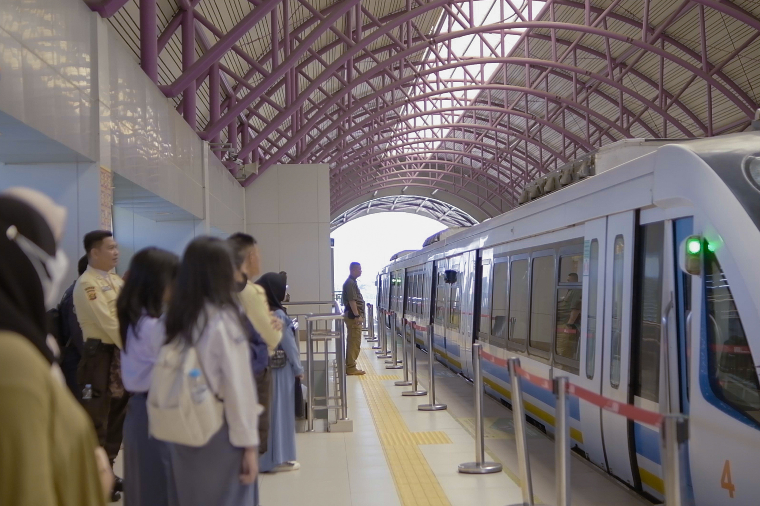 Cukup Bayar Rp 80 Nikmati Perjalanan LRT ke Festival Perahu Bidar 2025