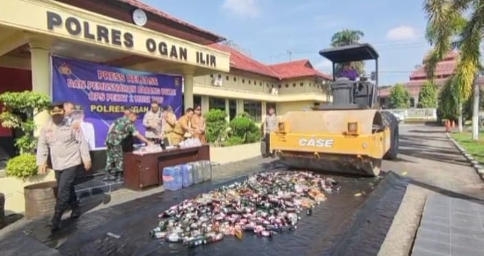 Hasil Operasi Pekat Musi 2023, Polres Ogan Ilir Musnahkan Ratusan Botol Miras