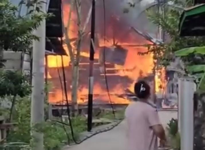 Rumah Panggung di Kertapati Dilalap Si Jago Merah, Sepeda Motor Ikut Hangus Terbakar
