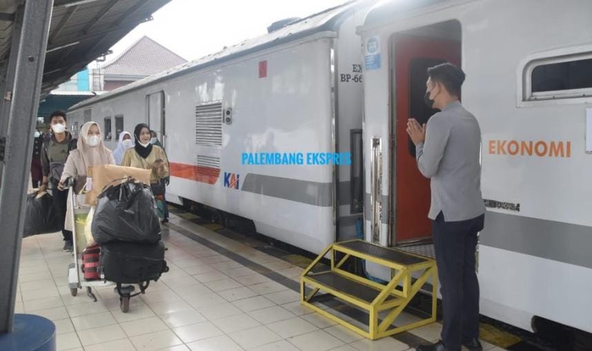 Sempat Amblas, Jalur KA Tanjung Karang-Kertapati Bisa Dilintasi