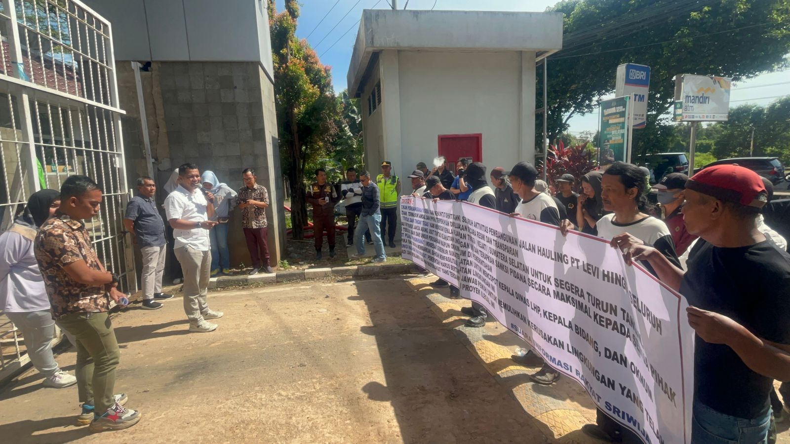 Aktivis SIRA Geruduk Kejati Sumsel, Desak Usut Proyek Jalan Hauling PT Levi Bersaudara Abadi