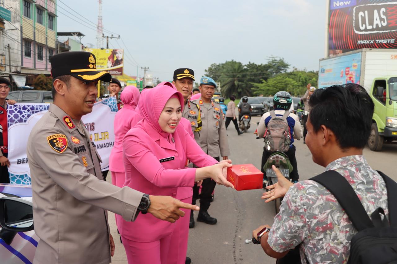 Berbagi Berkah di Bulan Suci Ramadan, Polres Ogan Ilir Bagikan Paket Takjil ke Pengendara dan Warga