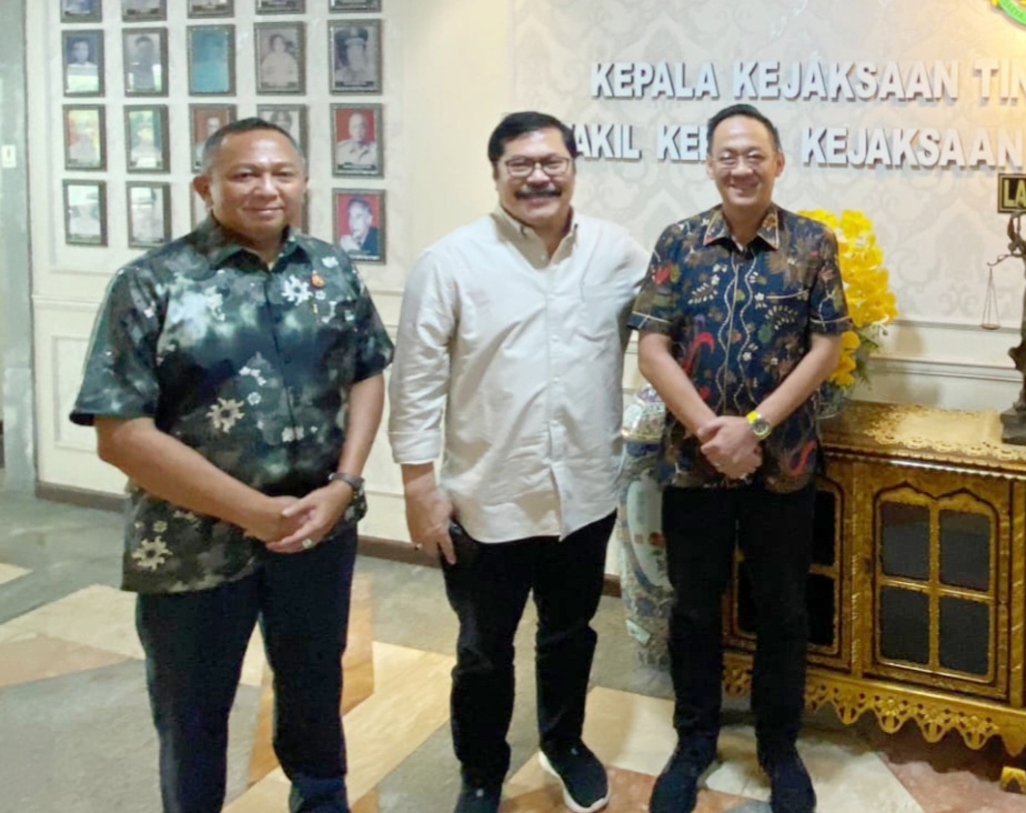 Sambangi Kantor Kejati Sumsel, Jaksa Senior Jan Maringka Minta Ketut Sumedana Memimpin dengan Hati Nurani