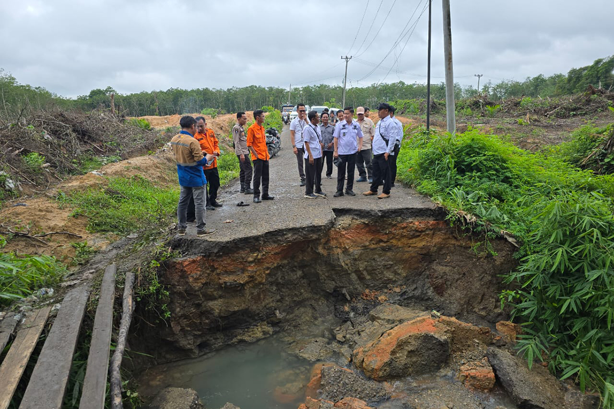 Jalan Penghubung Antar Desa di Babat Toman Putus Akibat Longsor, Warga Diminta Waspada