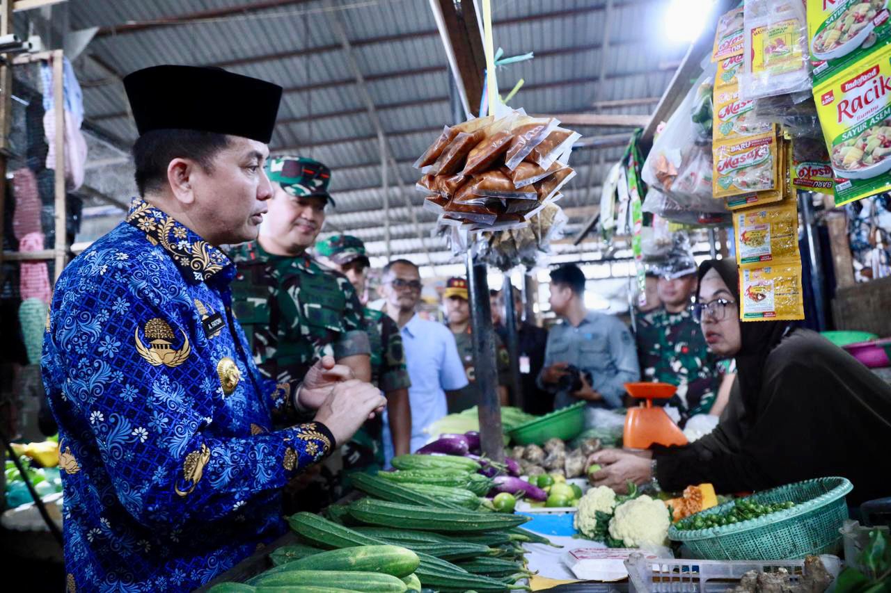 Kunjungi Pasar Lemabang dan Pasar Sekip, Pj Gubernur Agus Fatoni Cek Harga Sembako