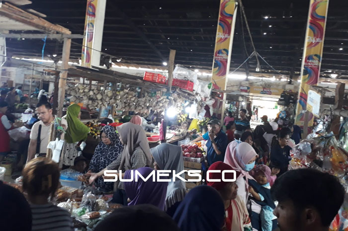 Jelang Lebaran Idulfitri, Pedagang Ikan di Pasar Mega Asri Banyuasin Banting Setir Jualan Kue