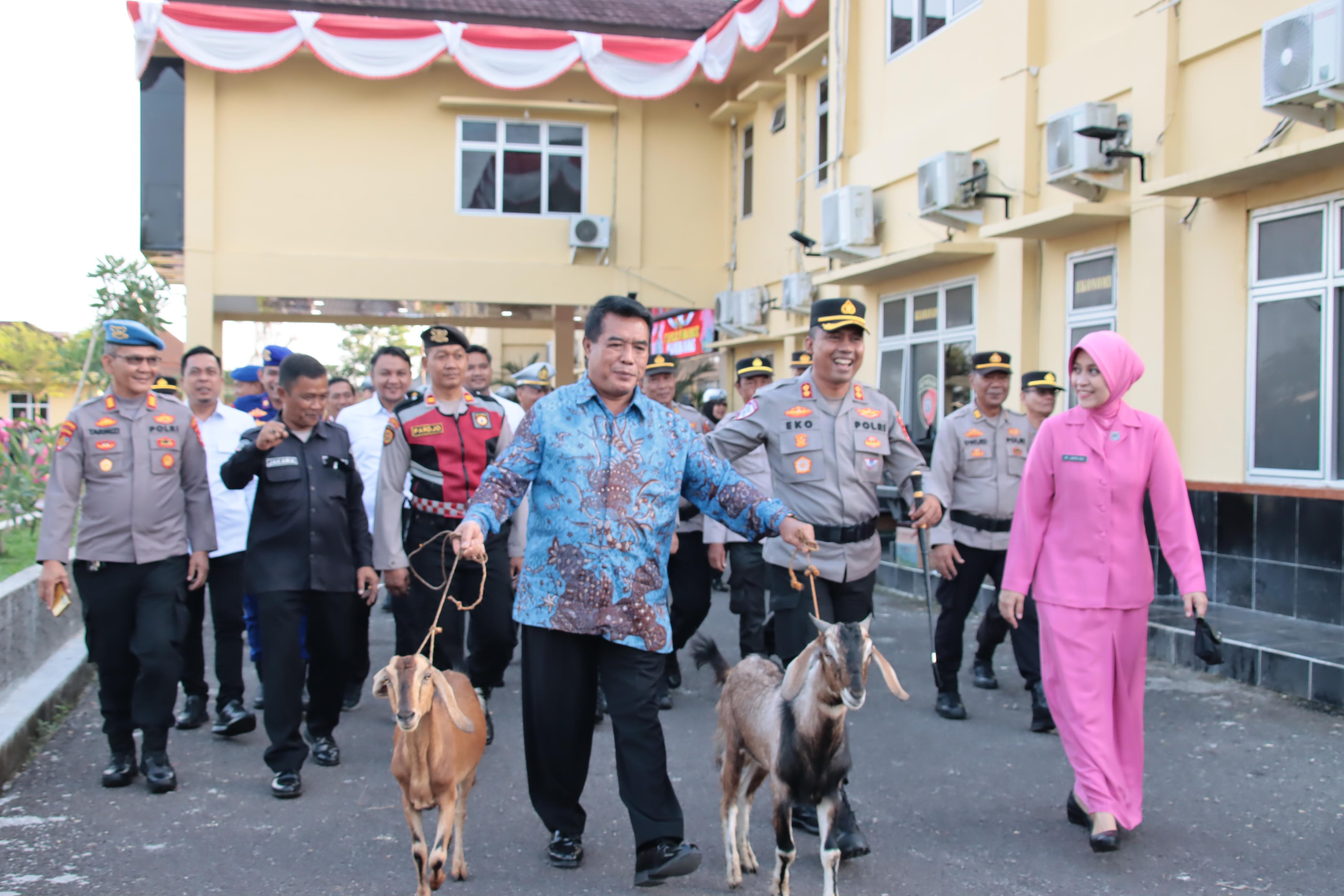 Kapolres OKI Lepas Personel Memasuki Purna Tugas dengan Pemberian Sepasang Kambing