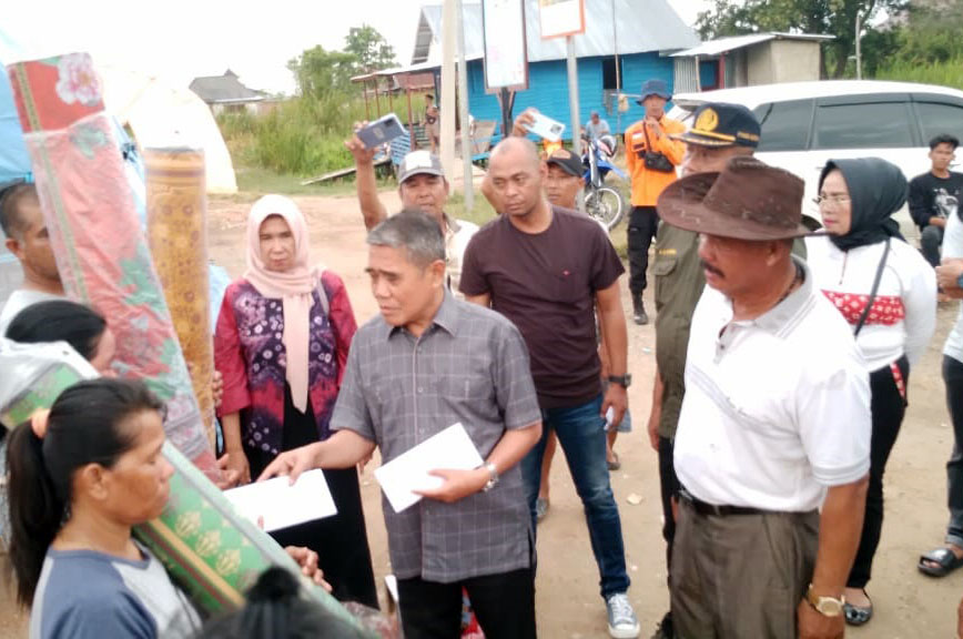 Sambangi Korban Kebakaran, Wabup Ogan Ilir Berikan Bantuan Mulai dari Sembako Hingga Uang