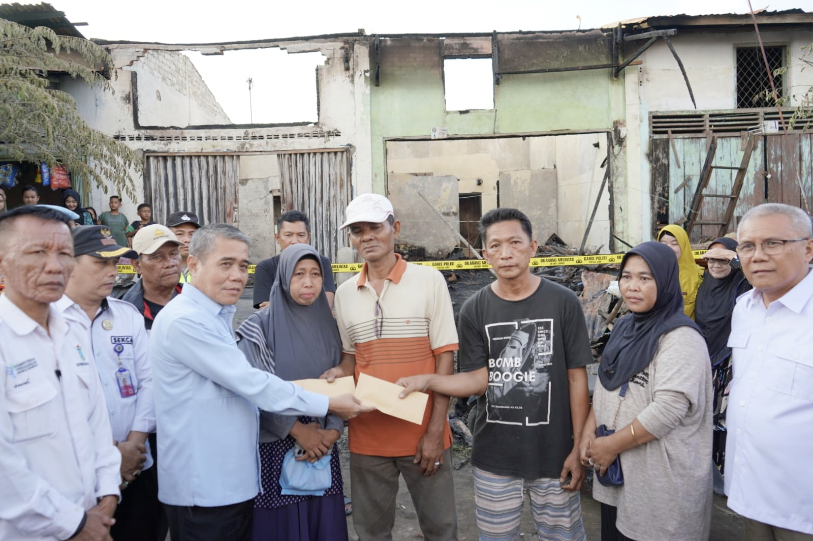 Tinjau Lokasi Kebakaran Pasar Buah Tanjung Raja, Wabup Ogan Ilir Berikan Bantuan Uang ke Pedagang