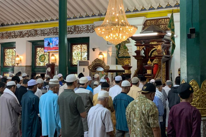 Ratusan Jemaah Laksanakan Salat Gerhana di Masjid Agung Palembang