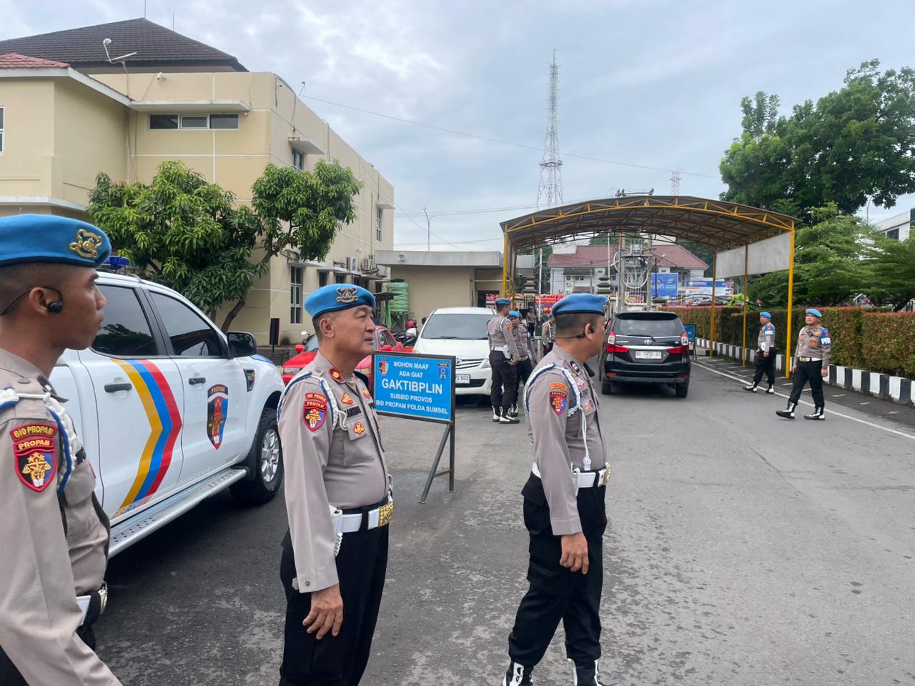Tegakkan Disiplin, Bid Propam Lakukan Operasi Gaktiblin di Gerbang Mapolda Sumsel