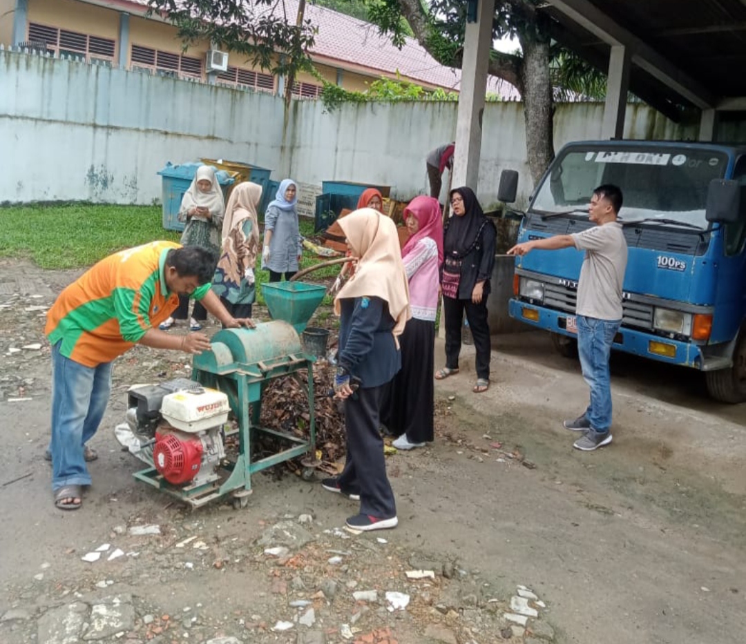 Sampah Daun di DLH OKI Dijadikan Kompos, Pegawai Sibuk Mencacah 