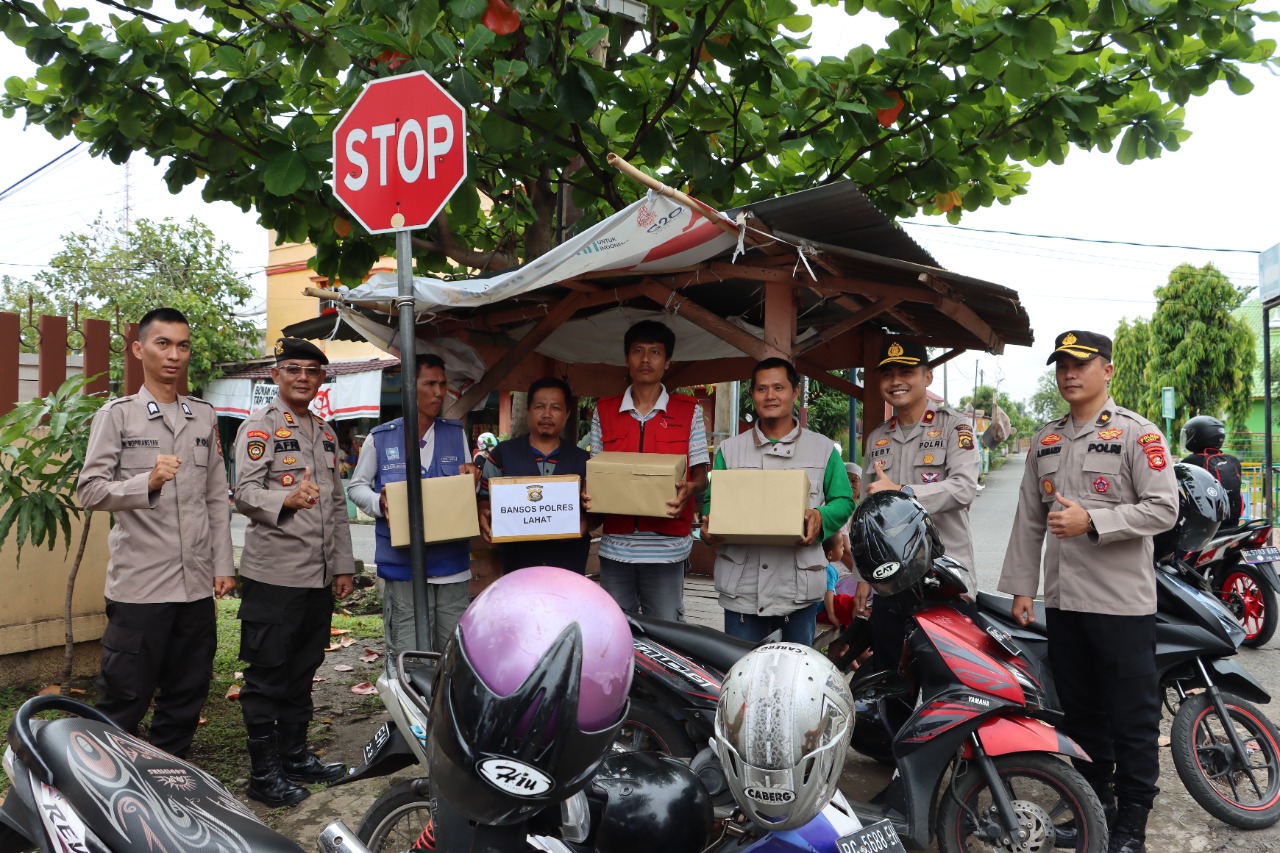 Sambangi Sopir Angkot dan Tukang Ojek, Polres Lahat Berikan Bansos 