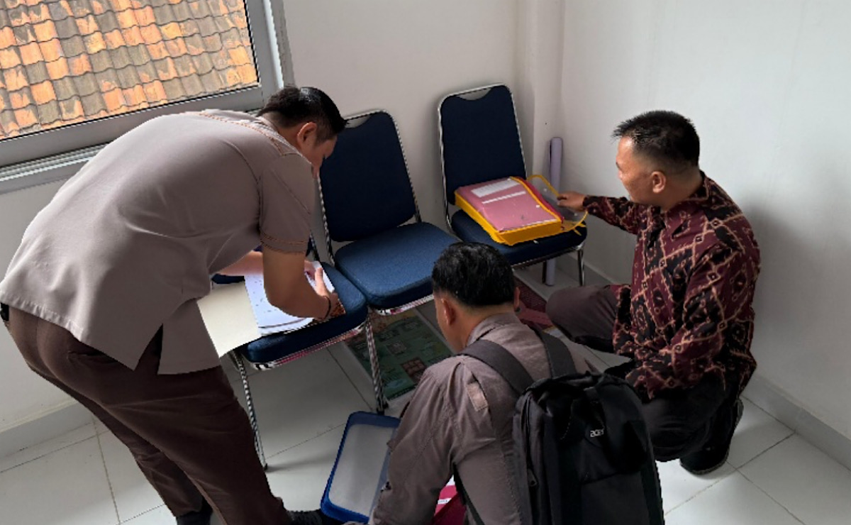 Sejumlah Foto Saat Jaksa Kejari OKU Geledah Kantor PMI di Baturaja, 1 Kontainer Dokumen Penting Disita