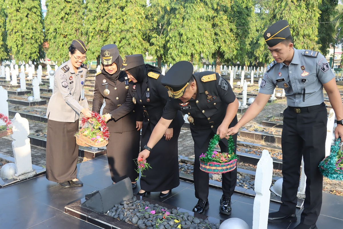 Peringati Hari Pengayoman ke-79, Kemenkumham Sumsel Gelar Upacara dan Tabur Bunga di Makam Pahlawan