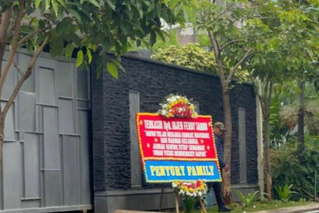 Misteri Karangan Bunga 'Jangan Gentar' di Depan Rumah Ferdi Sambo, Siapa yang Mengirim?