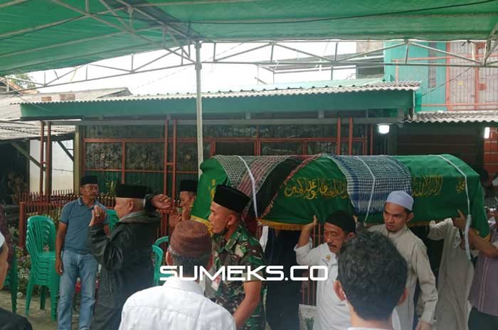 Jenazah Ustaz Junaidi Azhari Al Hafiz Disalatkan di Masjid Agung Palembang
