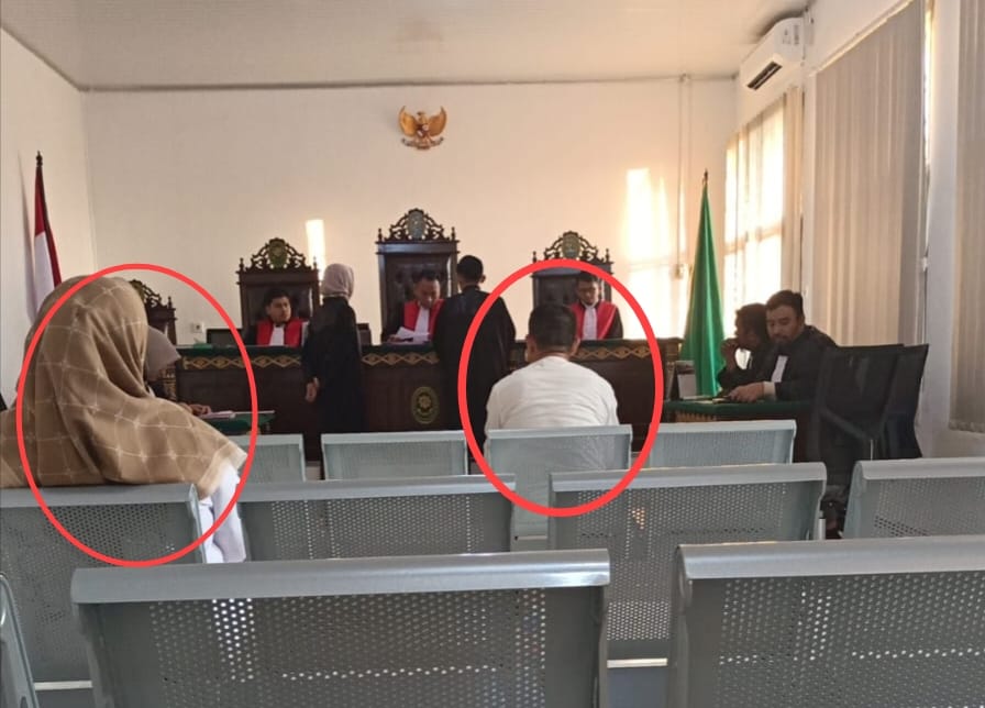 Jalani Sidang Perdana Kasus Dugaan Perzinaan, Kades Ulak Segara & Selingkuhan Kompak Pakai Kemeja Putih
