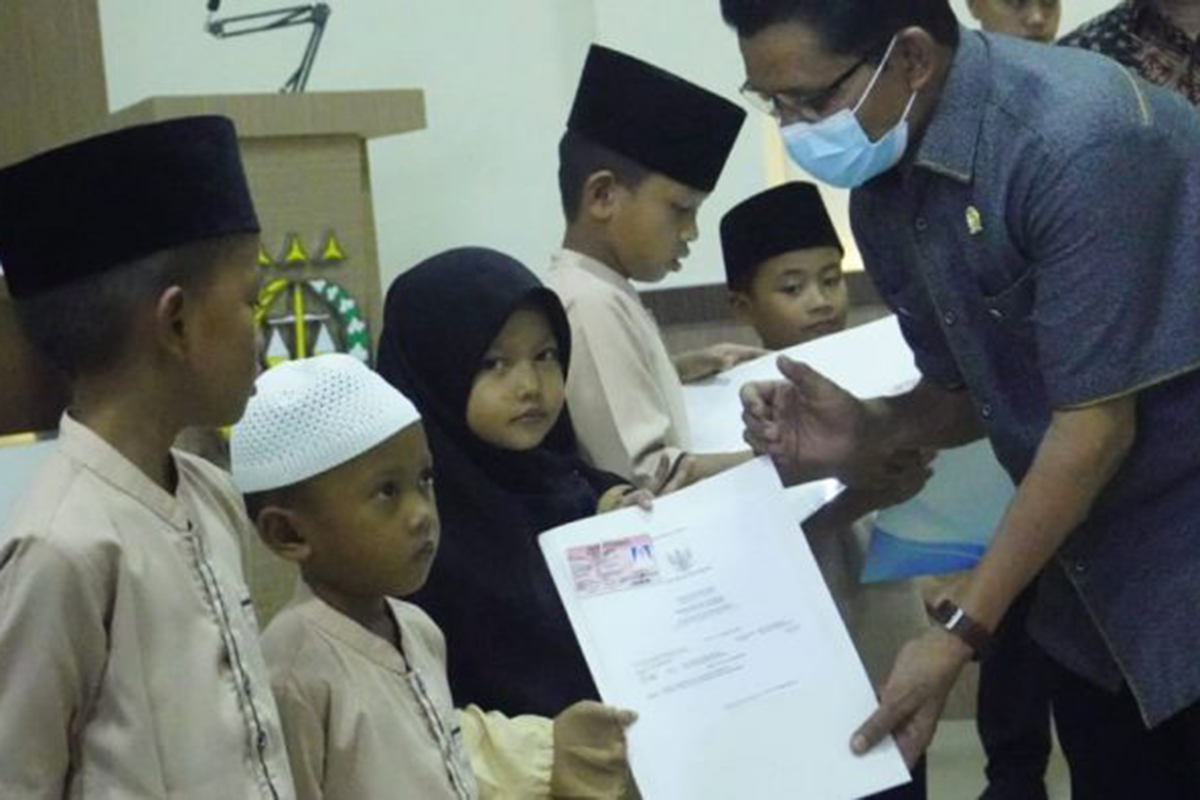 Penyerahan Akte Kelahiran dan Kartu Identitas Anak di Kota Prabumulih Tahun 2024