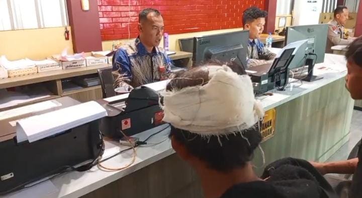 Viral di Palembang! Pegawai Kedai Dikeroyok, Ditusuk hingga Dilempar Batu Usai Nyaris Tabrakan