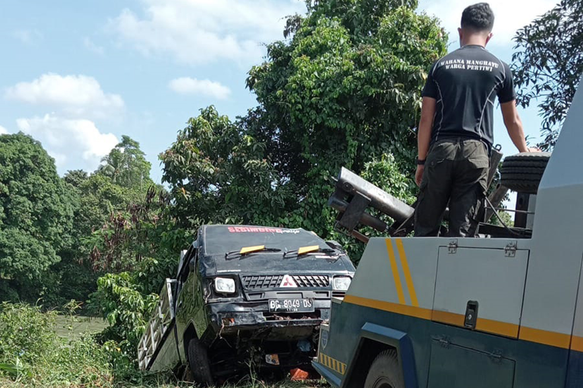 Sopir Diduga Mengantuk, Pickup L 300 Nyemplung ke Sungai Enim