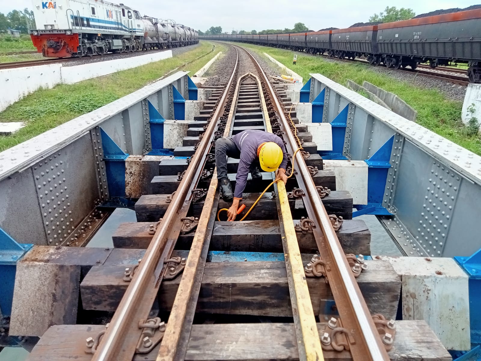 KAI Divre III Palembang Optimalkan Perawatan Jembatan Untuk Kelancaran Perjalanan Kereta Api