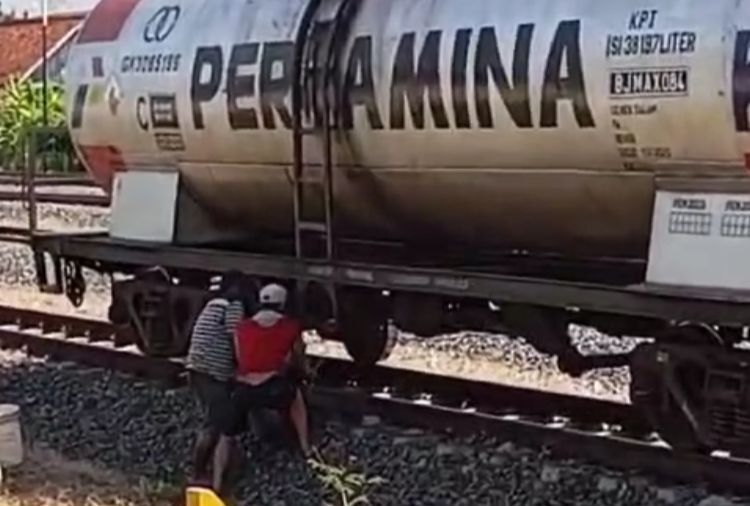 Viral, Sekelompok Orang Diduga Maling Minyak Tangki Pertamina di Jalur Rel Kereta Api Prabumulih