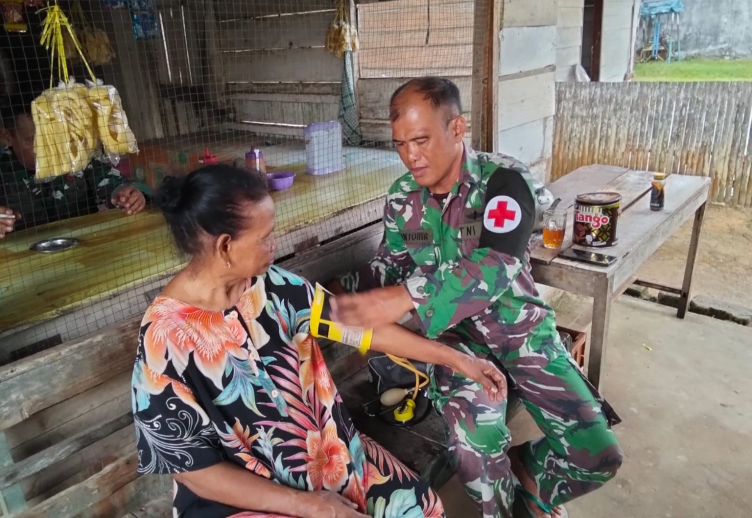Satgas TMMD Berikan Layanan Kesehatan ke Warga Pematang Sukatani Datangi Rumah Warga Langsung