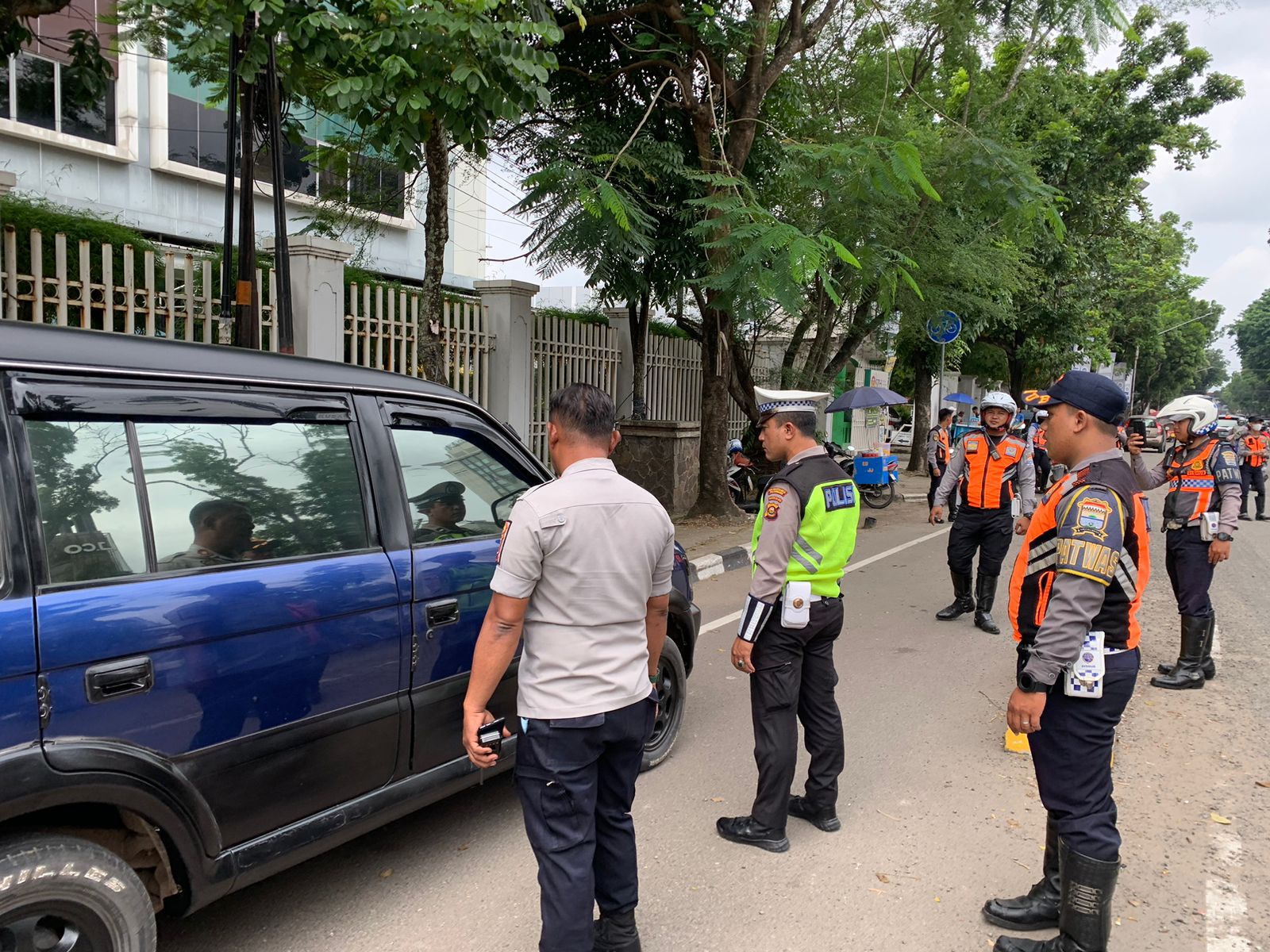 Parkir di Bahu Jalan, Dishub Palembang Gencar Tindak Kendaraan R4 Melanggar, Sediakan Mobil Derek, Digembosi 