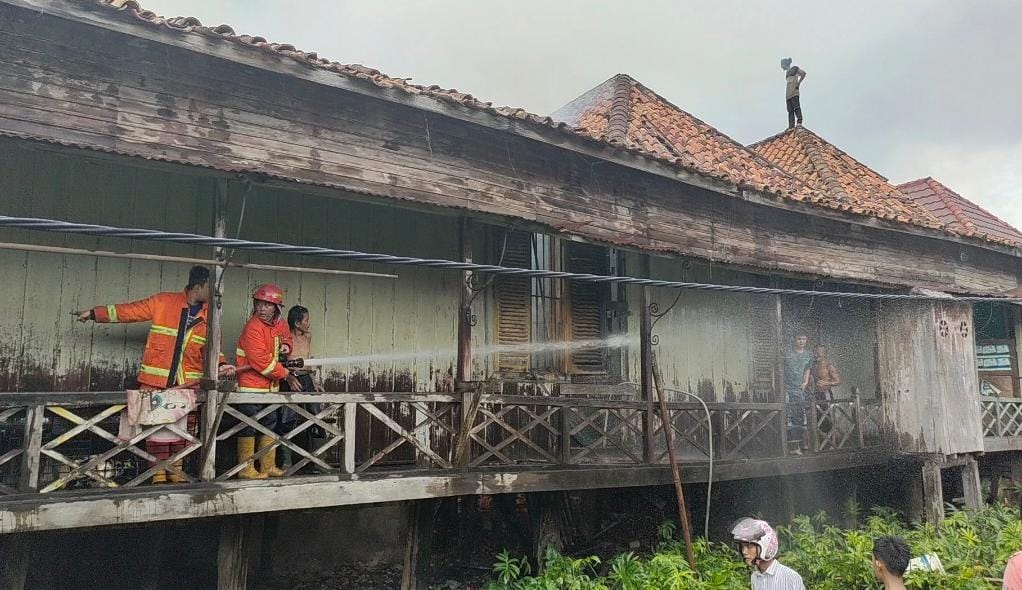 13 Mobil Damkar Dikerahkan, Kebakaran di Lr Siliwangi Palembang Berhasil Dijinakkan