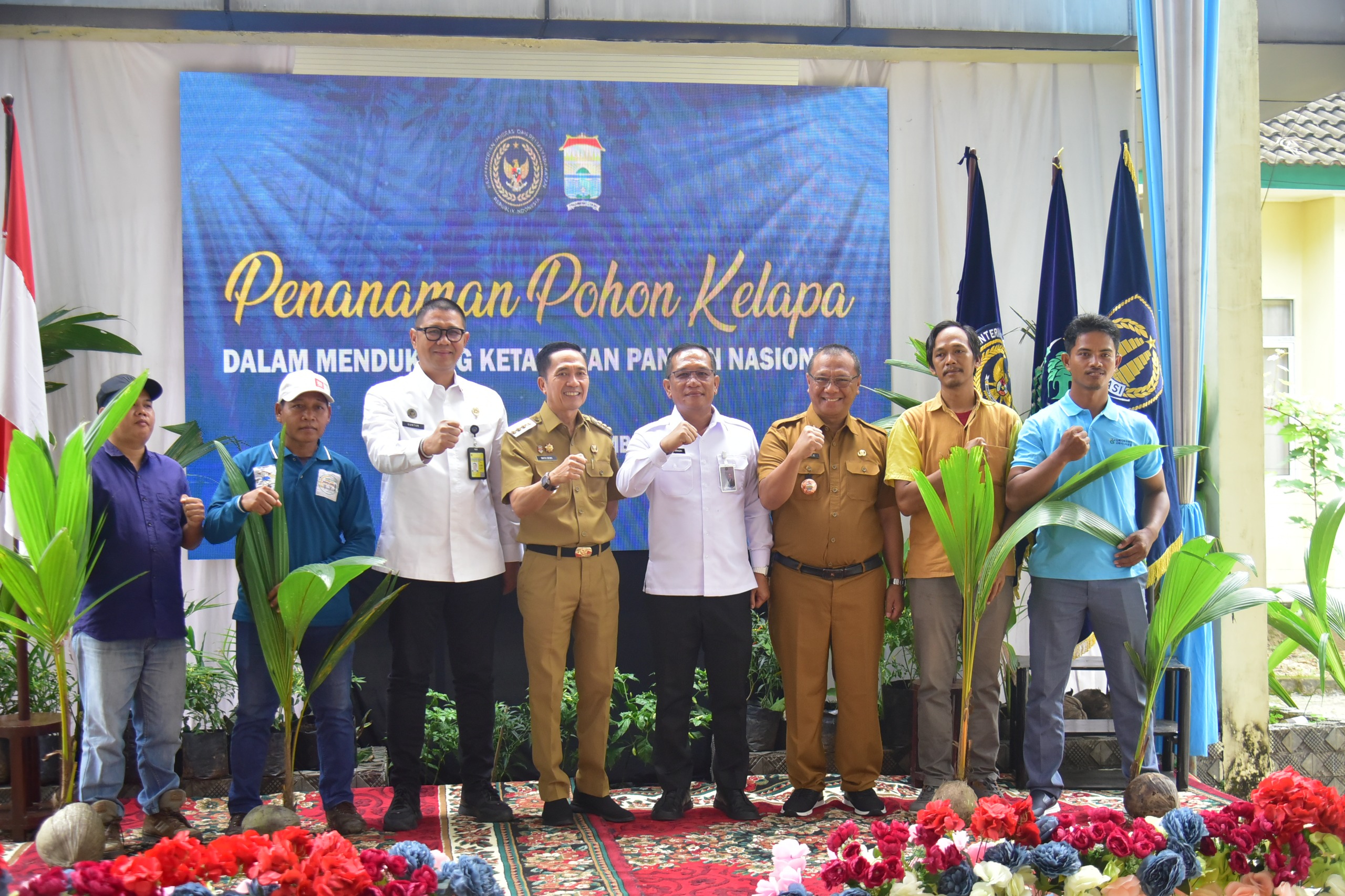 Tanam Bibit Pohon Kelapa Serentak, Wali Kota Ratu Dewa Sukseskan Program Nasional