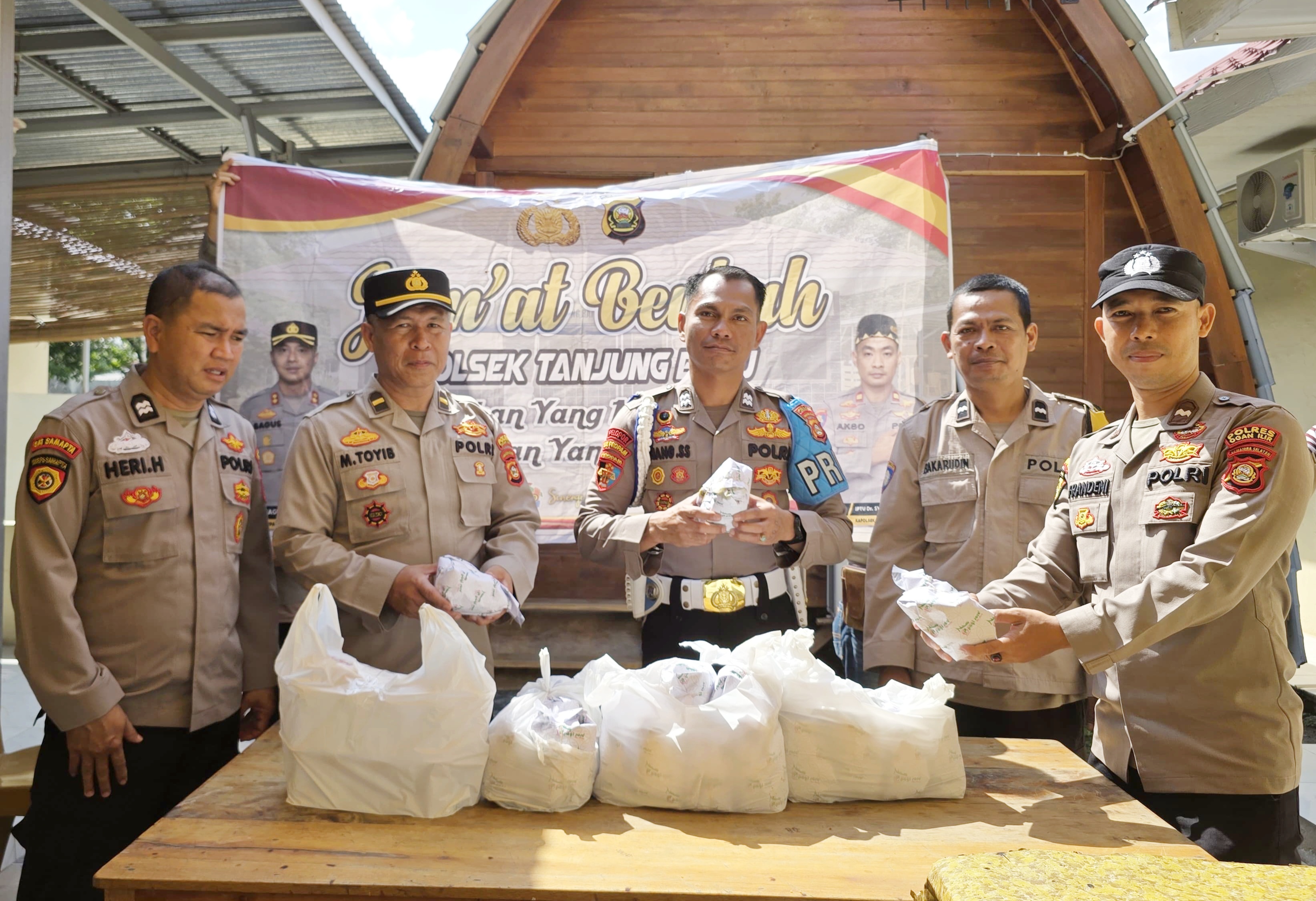 Pererat Kedekatan Polri & Masyarakat, Polsek Tanjung Batu Ogan Ilir Bagikan Makanan Gratis di Jumat Berkah