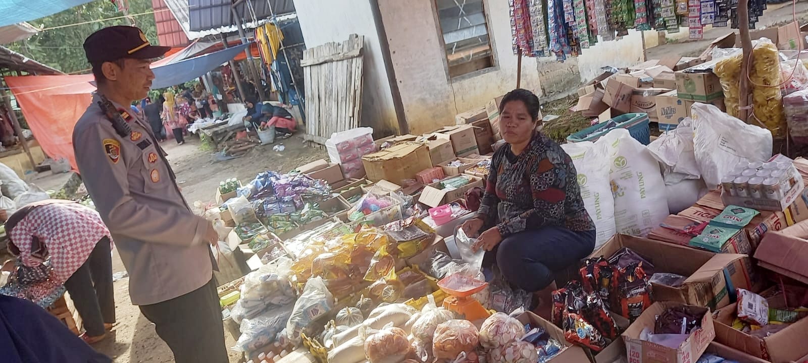 Jelang Nataru, Polsek Muara Kuang Monitoring Harga dan Cek Pasokan Bapokting di Pasar Kalangan 
