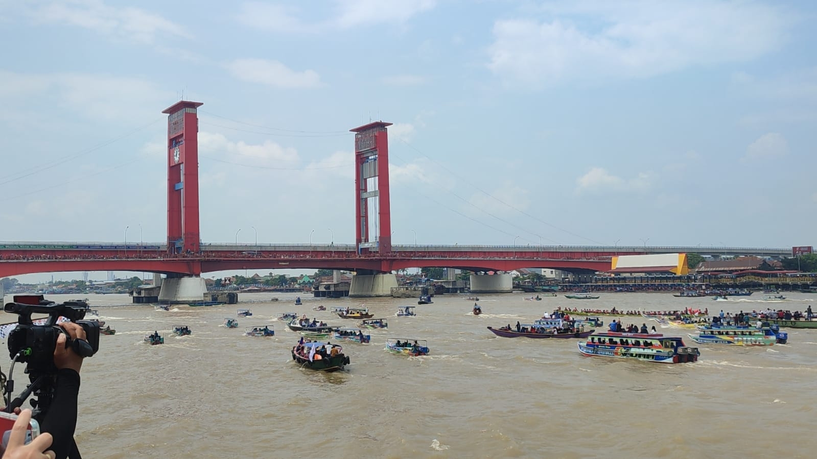 38 Perahu Hias dan 7 Bidar Tradisional Bersaing, Warga Palembang Padati Pelataran Benteng Kuto Besak 